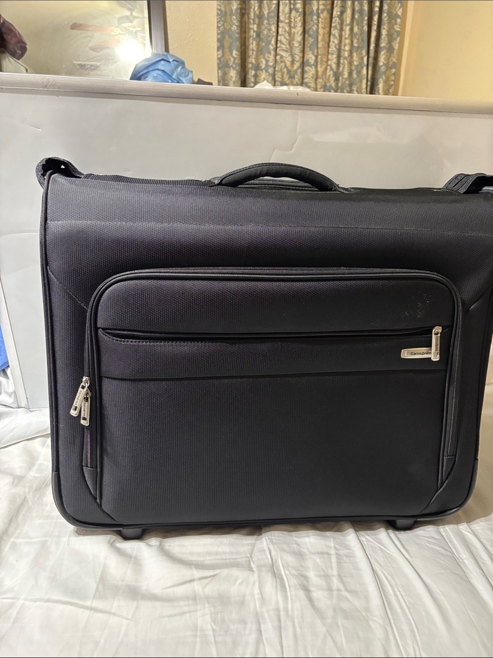 Samsonite Bi-fold Travel suitcase/ Garment Bag with Zippered Interior. Like new